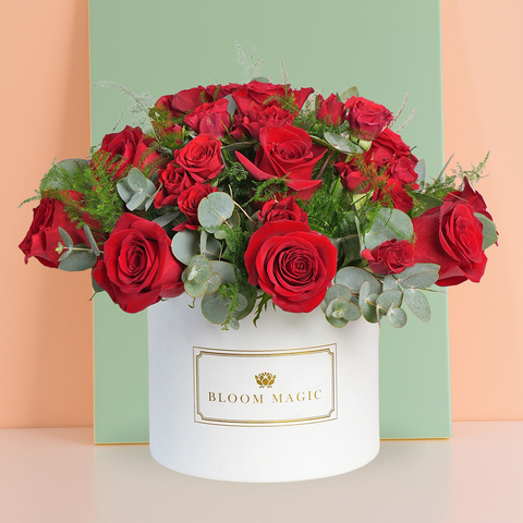 Women's Day 12 La Vie En Rouge Hatbox